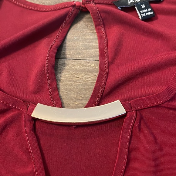 ๐3/$15๐AUW Burgundy top with peek a boo sleeves. Size Med - Picture 10 of 10